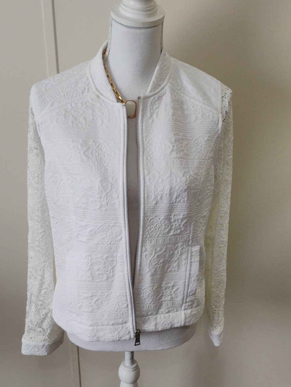 Gorgeous Isaac Mizrahi White Quilted Jacket with Lace Sleeves